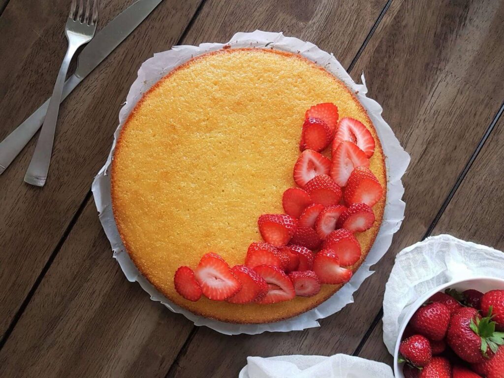 Semolina cake with fresh strawberries